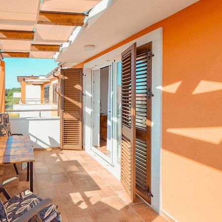 Apartment Dertil Premantura Exterior photo